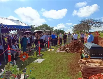 Familiares y amigos dan último adiós a don Ferdusi Bastar