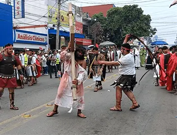 Feligreses viven la edición 57 del Viacrucis de la parroquia Señor de Tamulté y Gran Poder