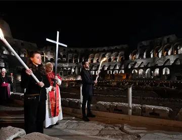 Papa León XIV preside su 1er Viacrucis cargando la Cruz en todo el recorrido