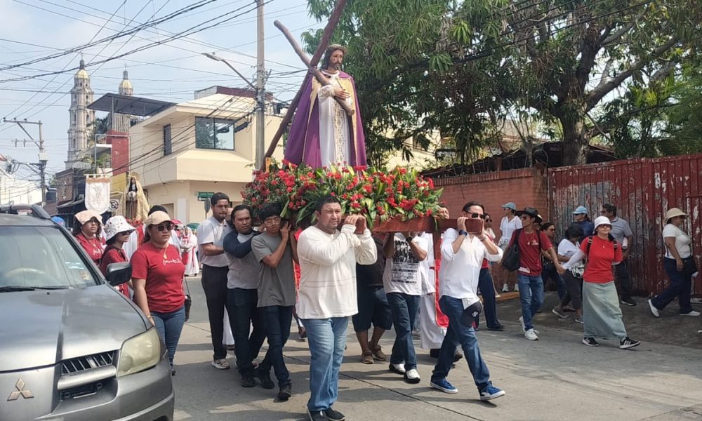 Fieles participan en Viacrucis de la Catedral del Señor de Tabasco