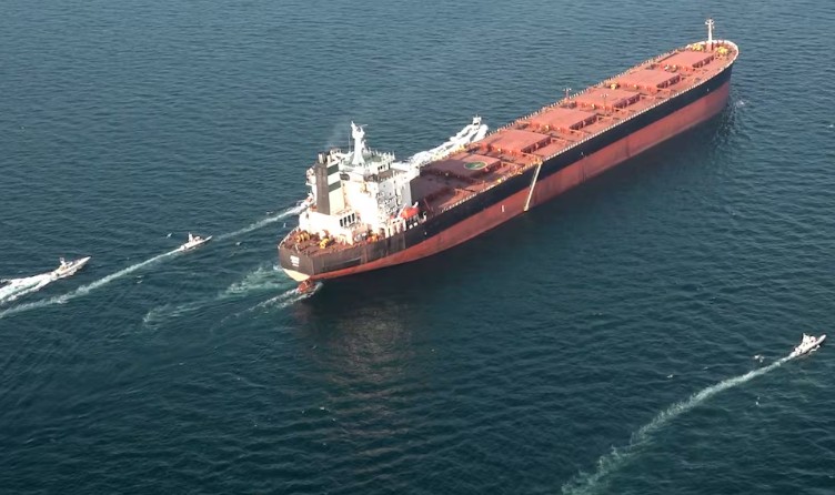 Buques petroleros cruzan el estrecho de Ormuz durante el primer día del bloqueo estadounidense