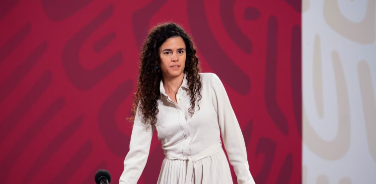 Luisa Alcalde niega dejar la dirigencia de Morena