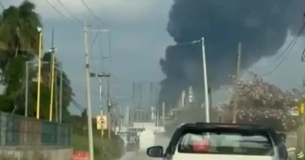 Controlan incendio en bodega de la refinería Olmeca; Pemex reporta saldo blanco