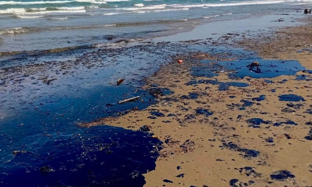 Ambientalistas reclaman transparencia tras derrame de Pemex