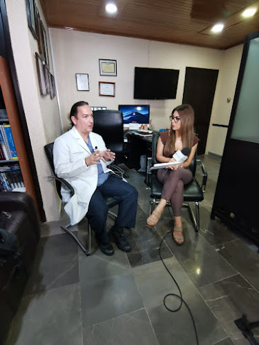 Dr. Gabriel Iván Farrera Santillán, Urólogo