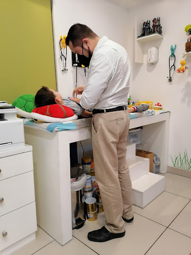 Dr. Julián Jesús Cuevas Bulnes, Neumólogo pediatra