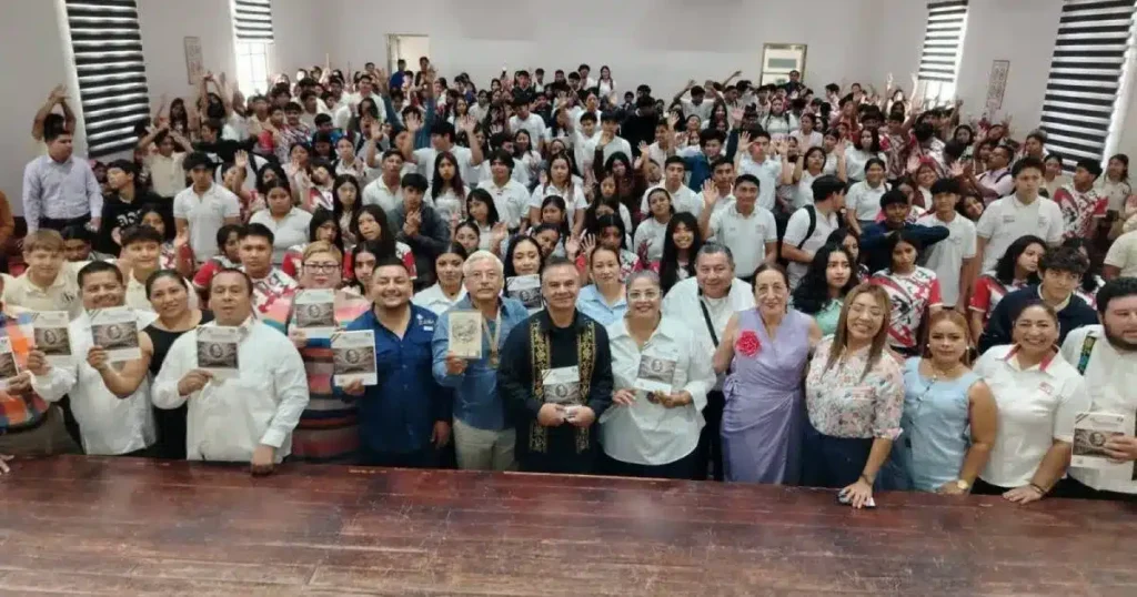 Edith Magaña es condecorada con la Medalla Morelos