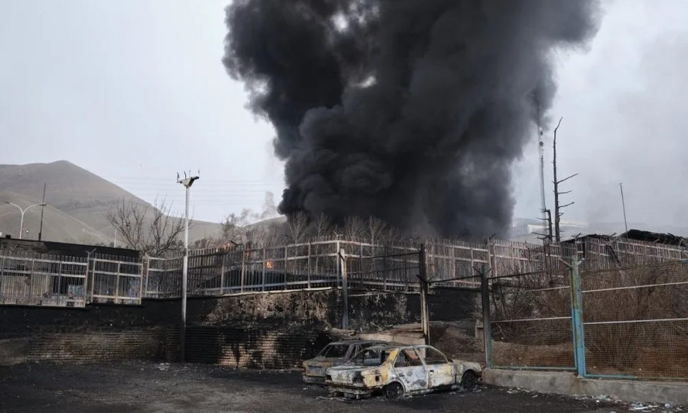 Irán denuncia ataque a refinería tras inicio de alto el fuego