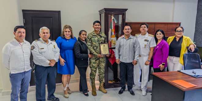 Reconocen a marino por salvar a dos menores de morir ahogadas en San Felipe, Baja California