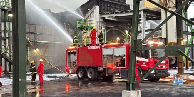 Sofoca Pemex incendio en Planta Coquizadora de Refinería Olmeca