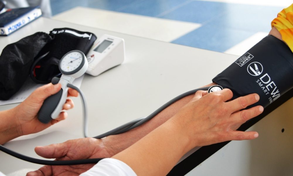Casi la mitad de los mexicanos mayores de 50 sufre hipertensión o diabetes: INEGI