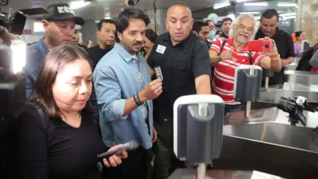 Luis Fonsi sorprende al viajar en Metro de CDMX