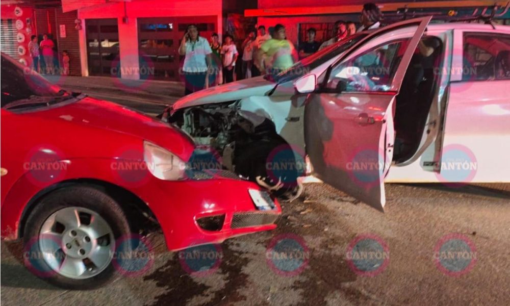 Aparatoso accidente frente al mercado público en Jalpa de Méndez