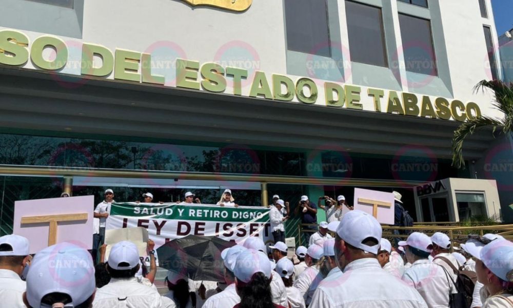 Trabajadores del STSEMT marchan al Congreso de Tabasco