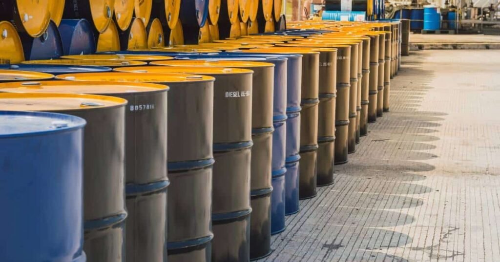 Precios del petróleo suben y rozan los 120 dólares por barril