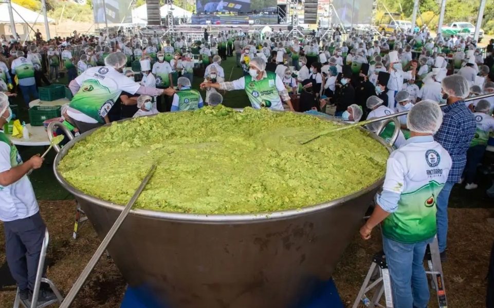 Michoacán rompe Récord Guinness con el guacamole más grande del mundo