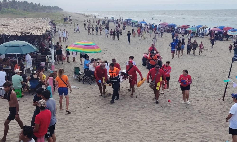 Rescatan a 4 personas en playa de Paraíso; una fue arrastrada por el oleaje