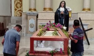 Fieles conmemoran el Sábado de Gloria en Tamulté y Gran Poder