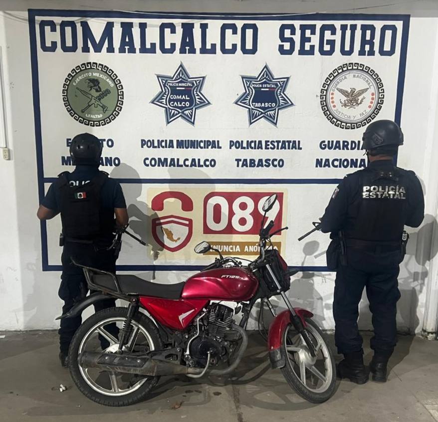 Aseguran motocicleta abandonada en Comalcalco