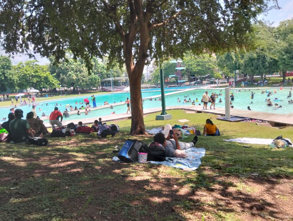 Villahermosinos «abarrotan» la alberca de Ciudad Deportiva este domingo