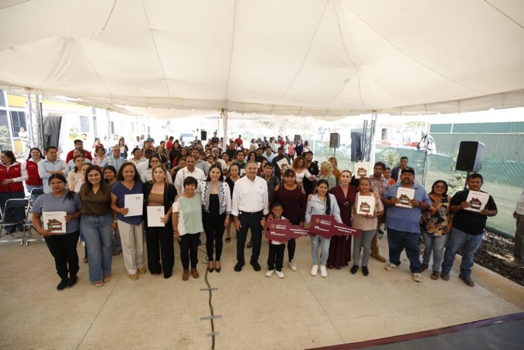 INFONAVIT entrega viviendas del Bienestar en Colima