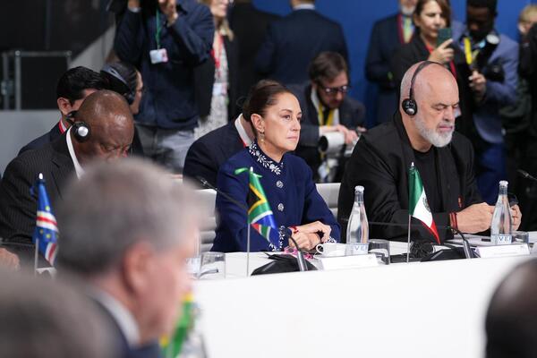 Sheinbaum plantea democracia con justicia social y paz