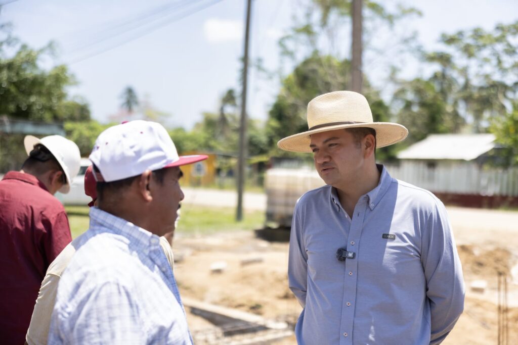 Impulsa Ovidio Peralta mejor energía eléctrica para comunidades de Comalcalco