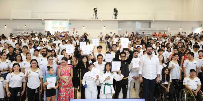 Retumba nuevo Palacio de los Deportes con la alegría de los 500 deportistas de alto rendimiento que recibieron sus becas