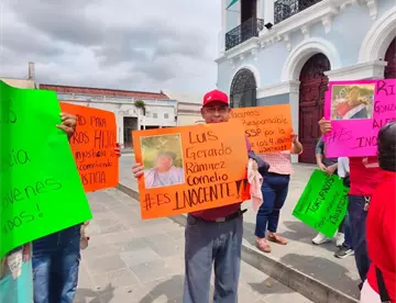 Exigen en Palacio de Gobierno liberación de jóvenes detenidos en Tierra Colorada