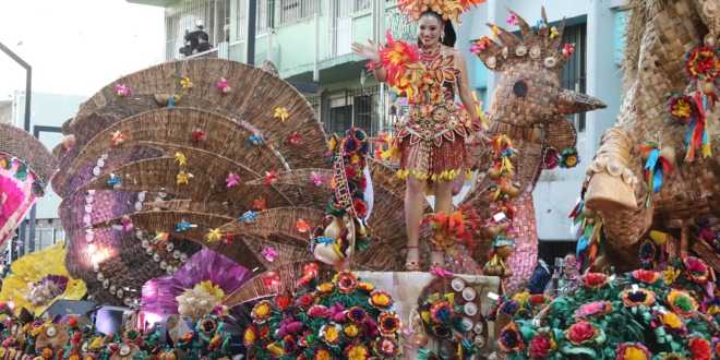 Familias disfrutan y celebran el Desfile de Carros Alegóricos 2026