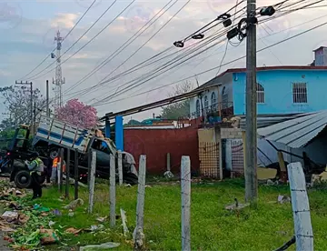 Tras percance, camioneta impacta vivienda en la Villahermosa – Frontera