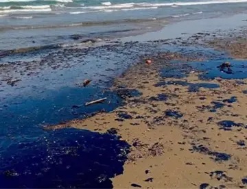 ¡Confirmado! Fuga en ducto de Pemex ocasionó derrame en el Golfo; cesa a tres funcionarios