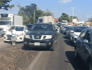 Bloquean Av. Luis Donaldo Colosio por falta de luz