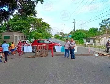 Habitantes de rancherías en la carretera a Reforma retoman bloqueos