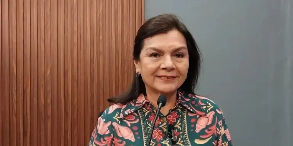 Entrega Yolanda Osuna constancias Diplomado Cultura Paz Justicia