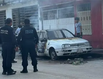 Queman 3 vehículos, asaltan y dejan amenaza en Centro