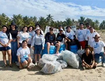 Jóvenes tabasqueños de la Agenda 2030 realizan campaña de limpieza en playas de Centla