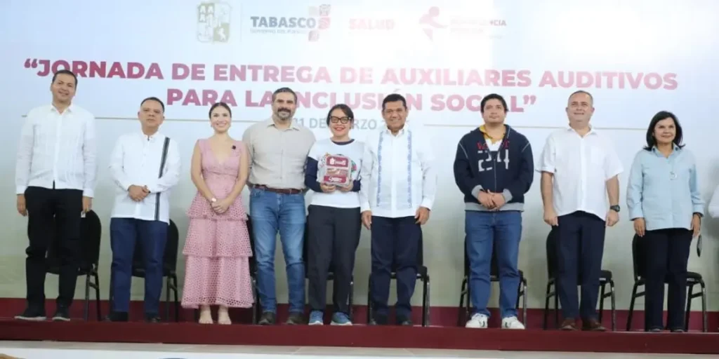Inclusión social: Gobierno entrega aparatos auditivos