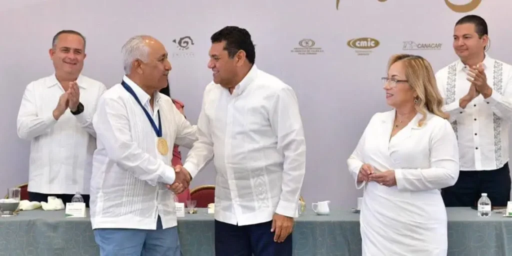 Entrega Javier May Medalla al Mérito Empresarial en Tabasco