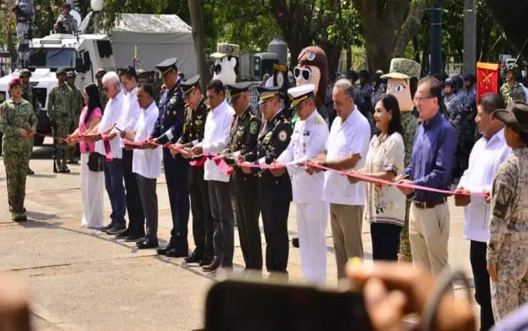 Reconocimiento a las Fuerzas Armadas en exhibición militar