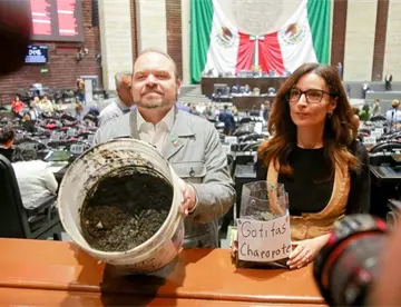 Legisladores llevan chapopote a San Lázaro; piden comparecencias por el derrame