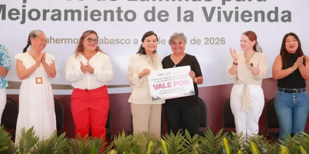 Entrega 1,300 paquetes de láminas para viviendas