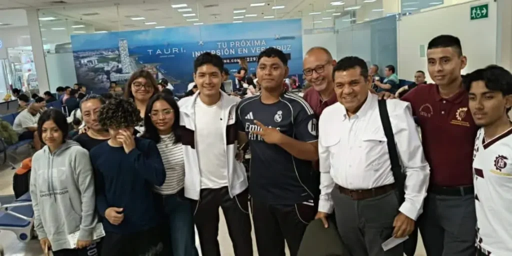 Javier May Rodríguez alienta a jóvenes