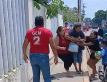 Madres se enfrentan a golpes en primaria de Cárdenas tras festejo del Día del Niño