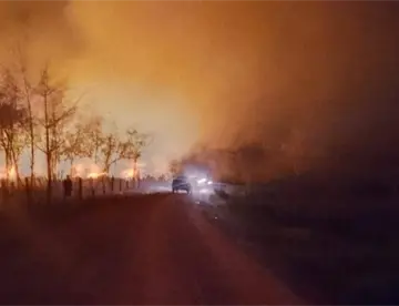 Incendio sin control deja daños en Villa El Triunfo, Balancán