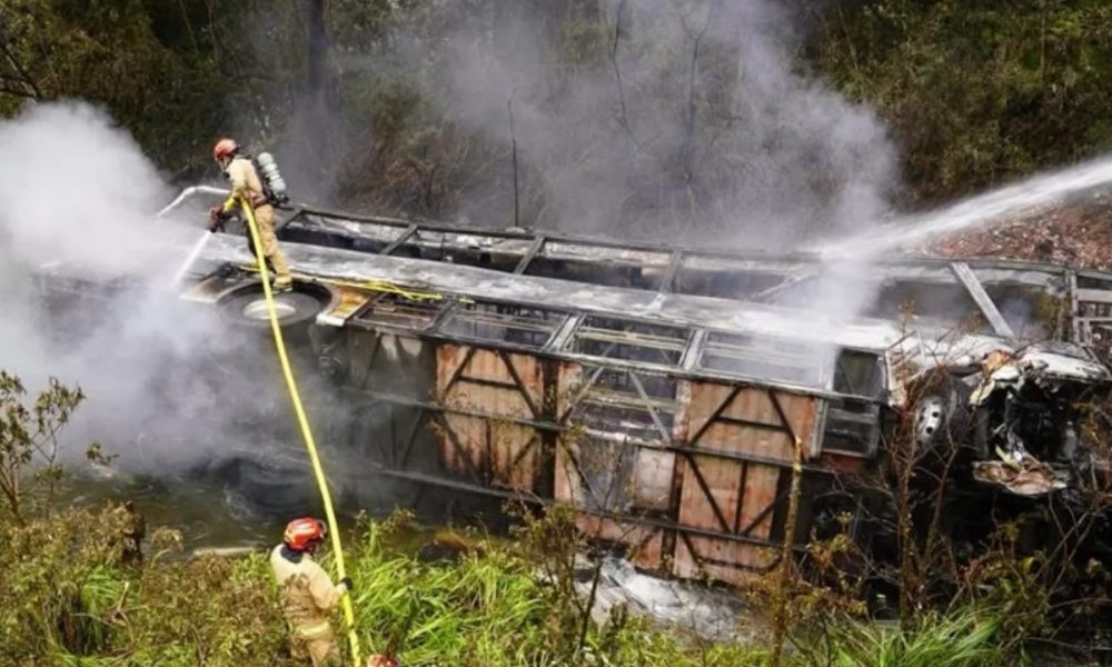 Autobús cae a barranco en Ecuador y deja 11 fallecidos
