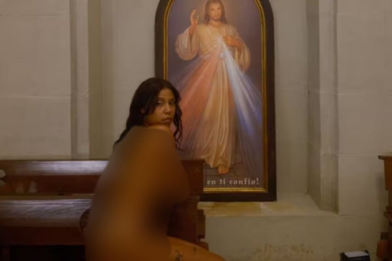Rapera dominicana Tokischa arma lío en basílica de España