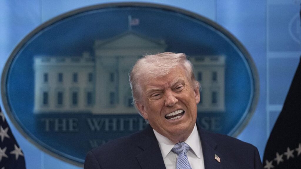 Donald Trump amenaza con ofensiva mayor si falla acuerdo con Irán y mantiene tropas en la región