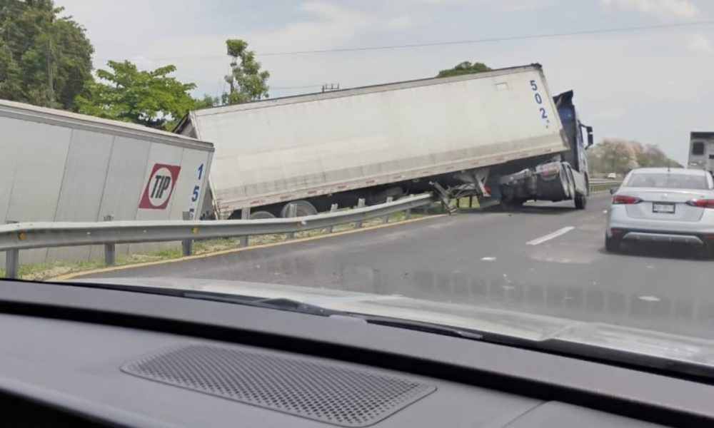 Tráiler de doble remolque se sale de la carretera Cárdenas-Villahermosa