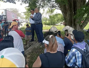 Tras 16 horas levantan bloqueo en la Huimanguillo-Villa Estación Chontalpa por falta de luz
